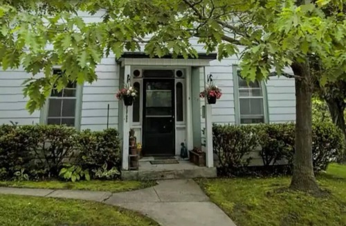 Newmarket Apartment | The Lilypad: perfectly located cozy, main level 1-bedroom in quaint old house