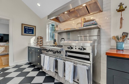 Greenport House | The Lucky Oyster Est 1886 3 Bd/2 Ba Historic & Walk to Town