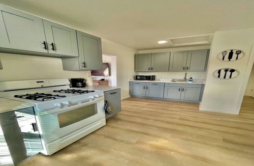 East Orange Apartment | The Luxe Borough fits 10 people! 20 mins from American Dream!