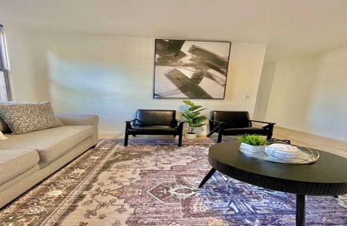 East Orange Apartment | The Luxe Borough fits 10 people! 20 mins from American Dream!