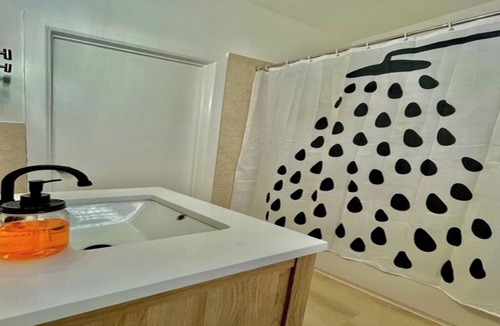 East Orange Apartment | The Luxe Borough fits 10 people! 20 mins from American Dream!