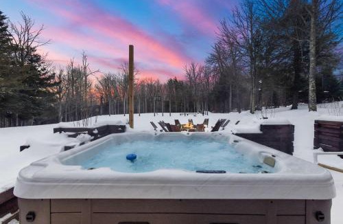 West Dover Villa | The Mahogany House near Mt Snow Hot Tub Pool