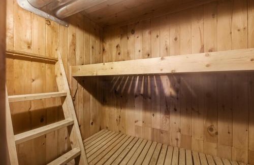 West Dover Villa | The Mahogany House near Mt Snow Hot Tub Pool