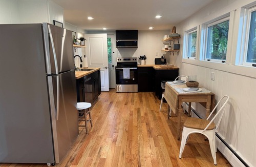Maryland House | The Mallard House - Stunning recent reno, trendy decor, in Goodyear Lake area