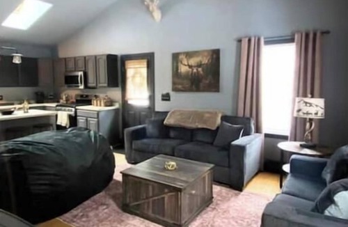 Bridgton House | “The MBB”-Excellent location, game room w P Pong, Darts, Cards, Karaoke and more