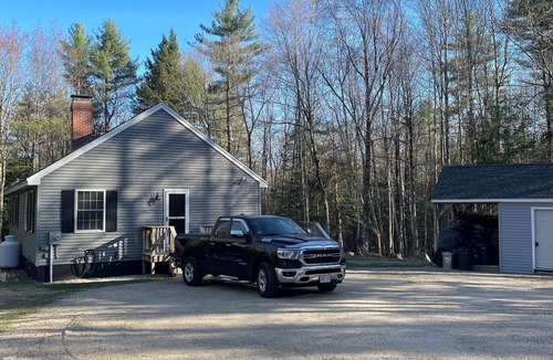 Bridgton House | “The MBB”-Excellent location, game room w P Pong, Darts, Cards, Karaoke and more
