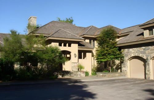Killington House | The Mountainside House - Luxury Home, Indoor Hot Tub, Ski Home, Private Shuttle