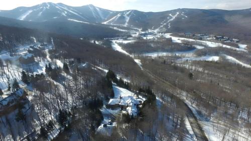 Killington House | The Mountainside House - Luxury Home, Indoor Hot Tub, Ski Home, Private Shuttle