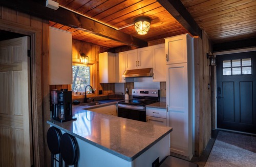 Conway House | The Nest at Mountainview Modern Retreat w/Hot Tub Near North Conway
