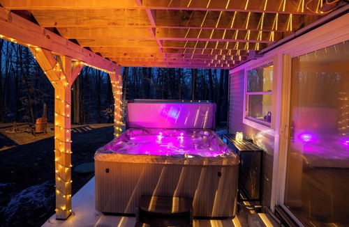 Conway House | The Nest at Mountainview Modern Retreat w/Hot Tub Near North Conway