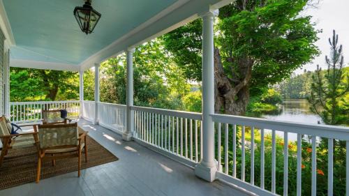 Oak Hill House | The Nightingale by AvantStay