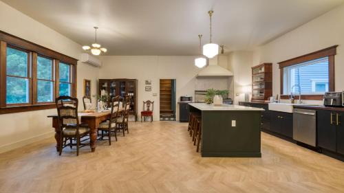 Oak Hill House | The Nightingale by AvantStay