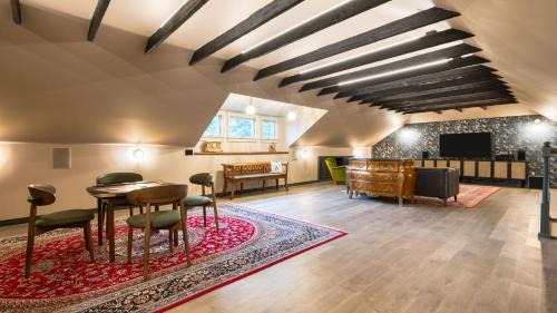 Oak Hill House | The Nightingale by AvantStay