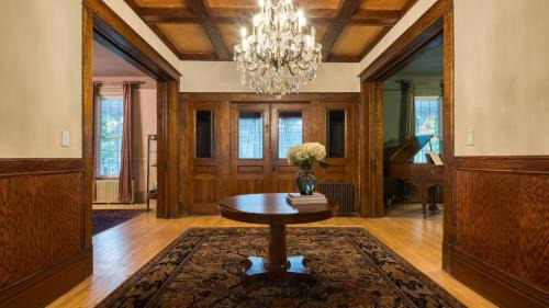Oak Hill House | The Nightingale by AvantStay