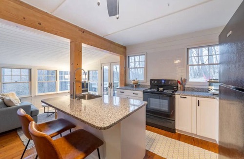Danbury House | The Nugget: Sunlit Cottage with Hot Tub & Fire Pit