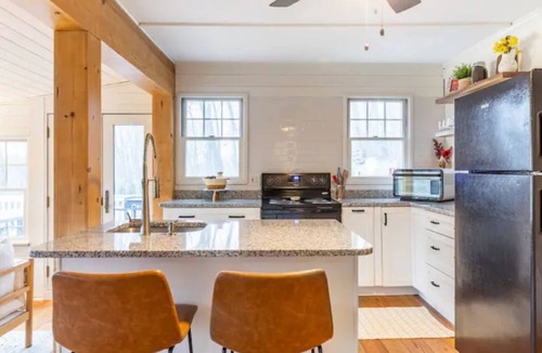 Danbury House | The Nugget: Sunlit Cottage with Hot Tub & Fire Pit