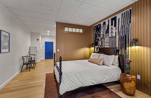 Camden Hotel | The Optimist Guesthouse 3 - Downtown Camden Stylish Luxury Apartment