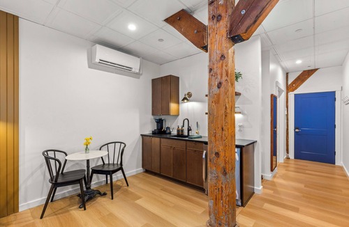 Camden Hotel | The Optimist Guesthouse 4 - Downtown loft - gym, sauna, deck on the river