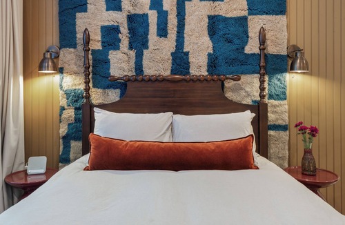 Camden Hotel | The Optimist Guesthouse 4 - Downtown loft - gym, sauna, deck on the river