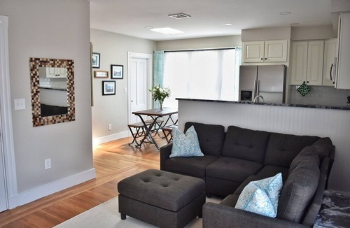 Fifth Ward Apartment | The Peaceful Puffin - 2-bedroom apartment with AC in Newport, RI