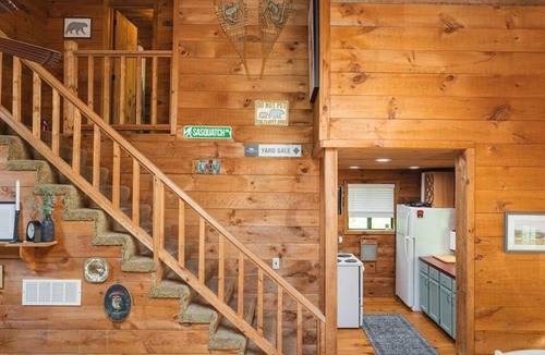 Wardsboro Ski Chalet | The Perfect Vermont Getaway! 3 bedroom, Fireplace, indoor Pool & Mountain Charm