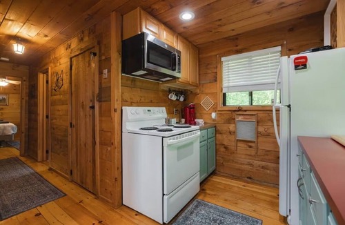 Wardsboro Ski Chalet | The Perfect Vermont Getaway! 3 bedroom, Fireplace, indoor Pool & Mountain Charm