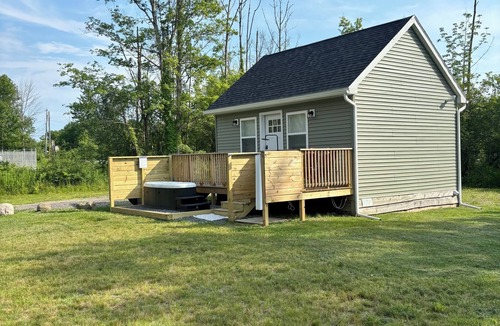 Pulaski Cabin | The Pine Hollow Cabin & Hot Tub!