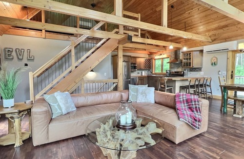 Little Valley Ski Chalet | The Pines on Maples~ Hot Tub ~ Fire Pit & Indoor Fireplace - Game Room
