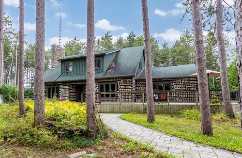 North Grenville House | The Pines Woodland Retreat with Pool and Outdoor Pavilion