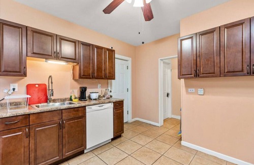 Bridgeport Apartment | The Pink Room near Yale and St. V