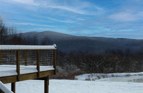 Margaretville House | The Pond House: cozy home with a mountain view perfect for a Catskills getaway