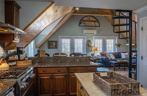 Jaffrey House | The Rail Trail Retreat-Mins away from Monadnock & the lake! Adventure awaits!