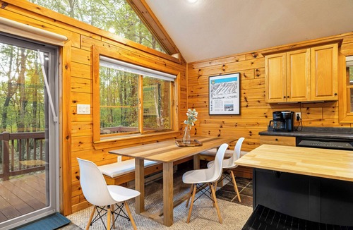 Lake Harmony Estates Cabin | The Robin's Nest, a cozy 3-bedroom cabin in Lake Harmony with Firepit, AC, WiFi