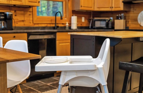 Lake Harmony Estates Cabin | The Robin's Nest, a cozy 3-bedroom cabin in Lake Harmony with Firepit, AC, WiFi