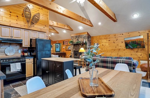 Lake Harmony Estates Cabin | The Robin's Nest, a cozy 3-bedroom cabin in Lake Harmony with Firepit, AC, WiFi