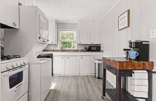 Hampton House | The Salty Dog | Pet-Friendly | Private Yard