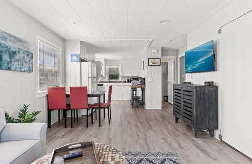 Hampton House | The Salty Dog | Pet-Friendly | Private Yard