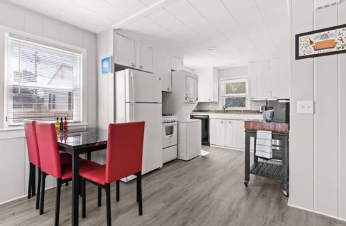 Hampton House | The Salty Dog | Pet-Friendly | Private Yard