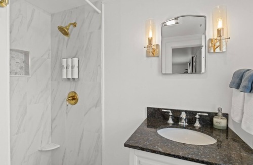Eastham House | The Seagrove Suites & Guest Rooms -Luxurious 2nd Floor King Guest Room - No Pets