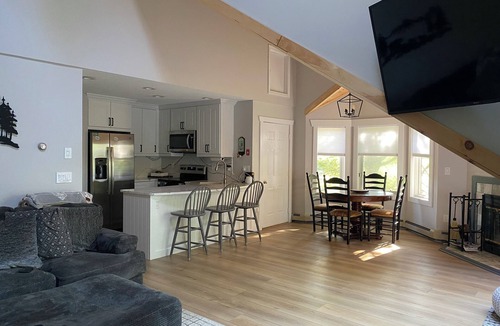 West Dover Condo | The Shred Chalet, Walk to Lifts and Ski-in!