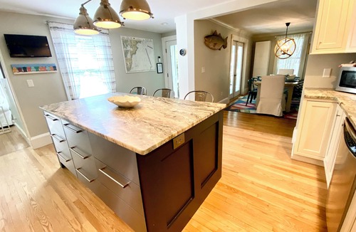 Ogunquit House | THE SIRENS SONG: RECENTLY RENOVATED UPSCALE FARMHOUSE - WALK TO TOWN & BEACH!