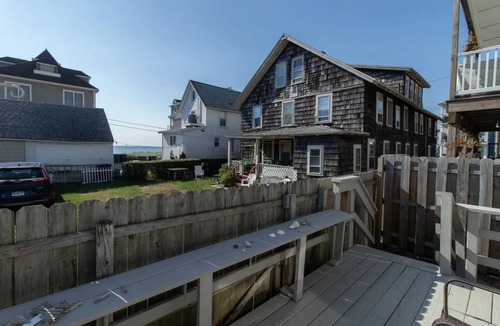 Devon House | The Starfish Bungalow - Charming 2 Bedroom Home in the Heart of Walnut Beach
