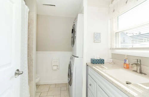 Devon House | The Starfish Bungalow - Charming 2 Bedroom Home in the Heart of Walnut Beach
