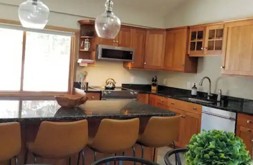 Stowe Area House | The Stillwood —Quiet Luxury on the Mountain — Steps to Skiing & Trails, 3bd/3ba