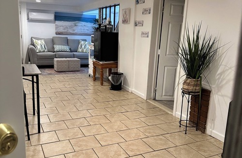 Uniondale Apartment | The Stone House! Pvt Entry/Sleeps 4 - by Hofstra
