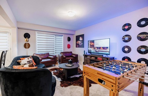 Old Town Historic District House | The Thorold Manor Retreat 6BD | BBQ & Games