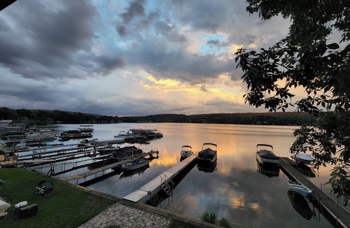 Hammondsport House | The Tipsy Fish-Dog-friendly, Hot Tub, direct lakefront on Beautiful Waneta Lake!