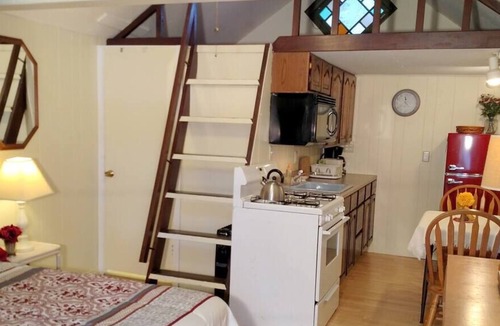 East Lyme House | The Tree House (Cottage 7)