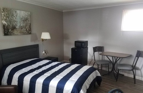 Ontario Center House | The Twin Rock Motel. Clean, Quiet. Cable and Wi-Fi