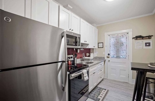 Downtown Apartment | The Urban Green: Stylish Downtown Hideaway